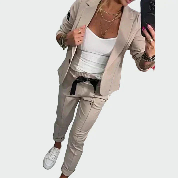 Leia | Discreetly elegant two-piece suit set