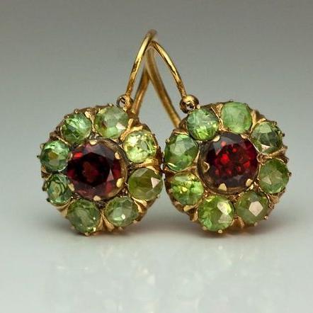 Chic round earrings with green and red crystals