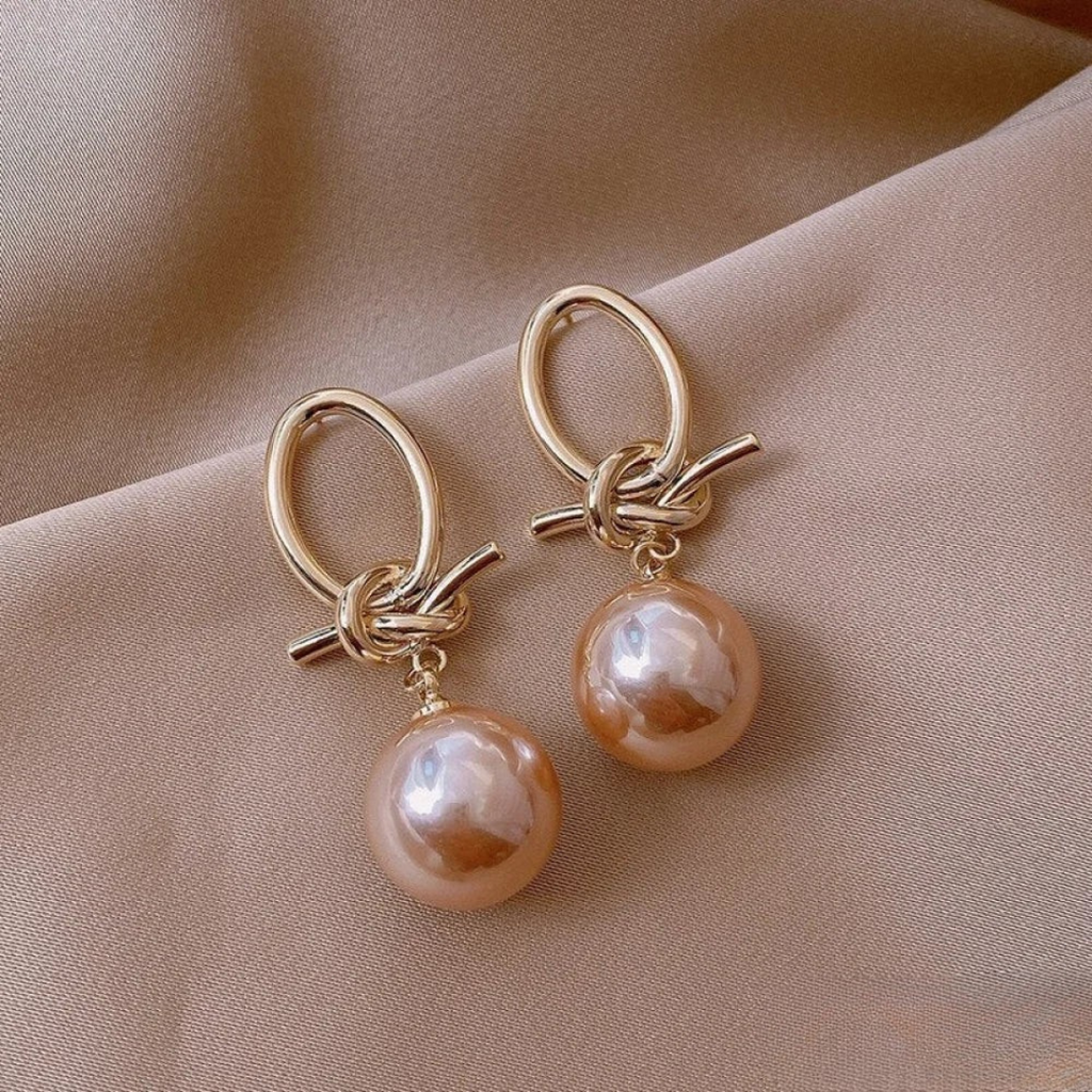 Dangling earrings with timeless pearl