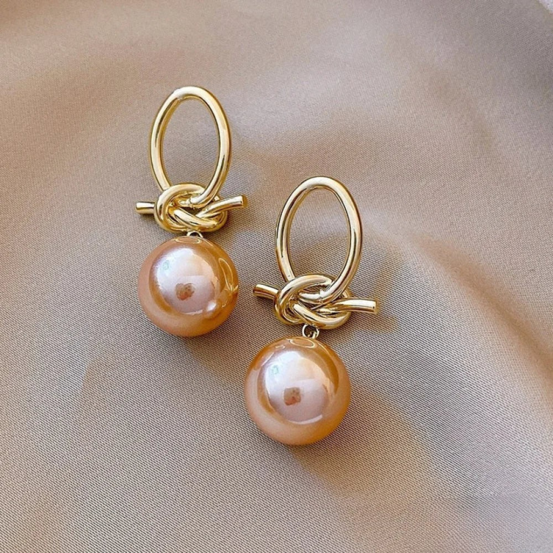 Dangling earrings with timeless pearl