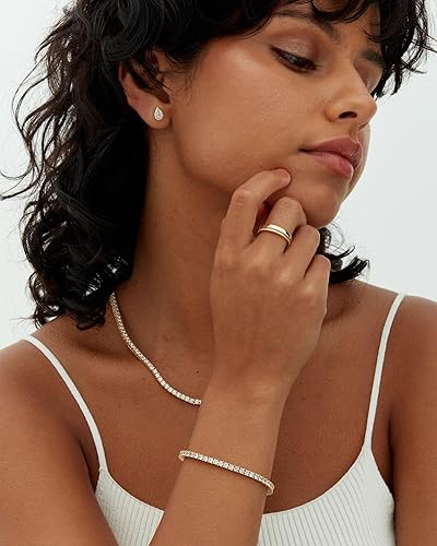 Gold-plated tennis bracelet with moissanite