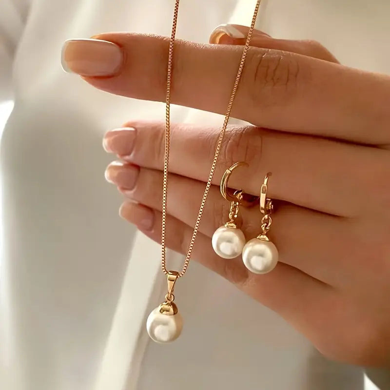 Elegant jewellery set with pearls