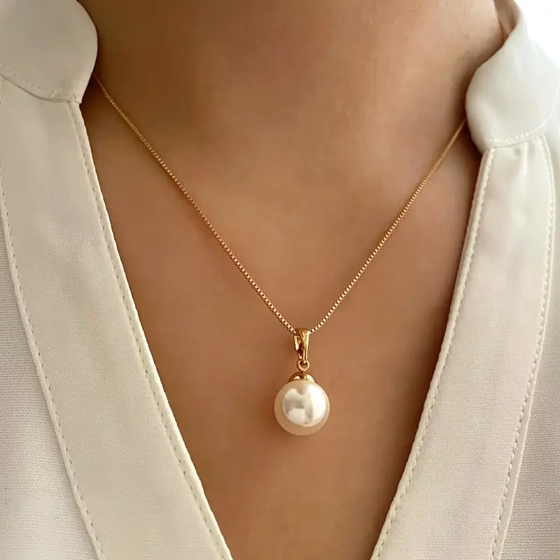 Elegant jewellery set with pearls