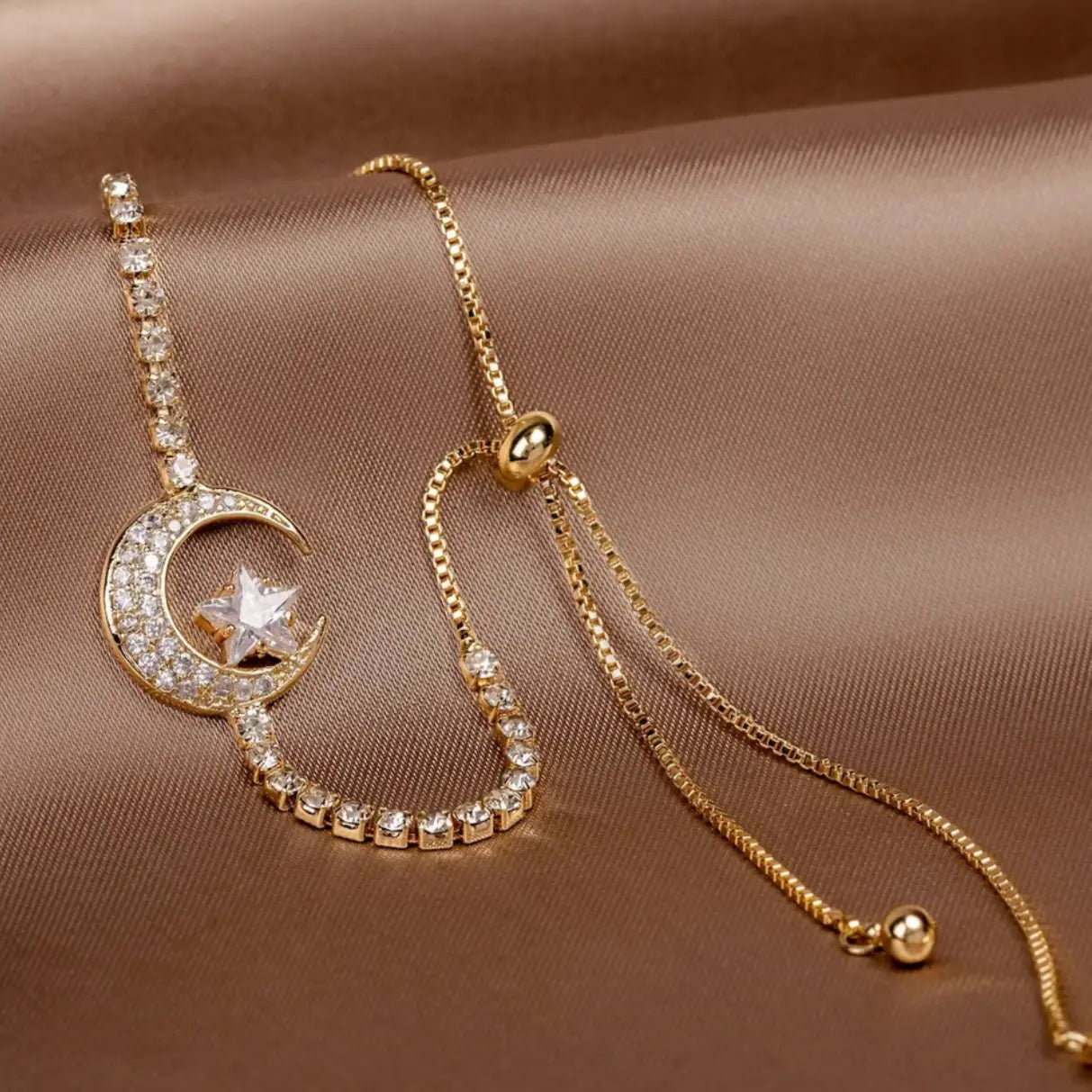Bracelet with Moon Pendant in Zirconium and Gold