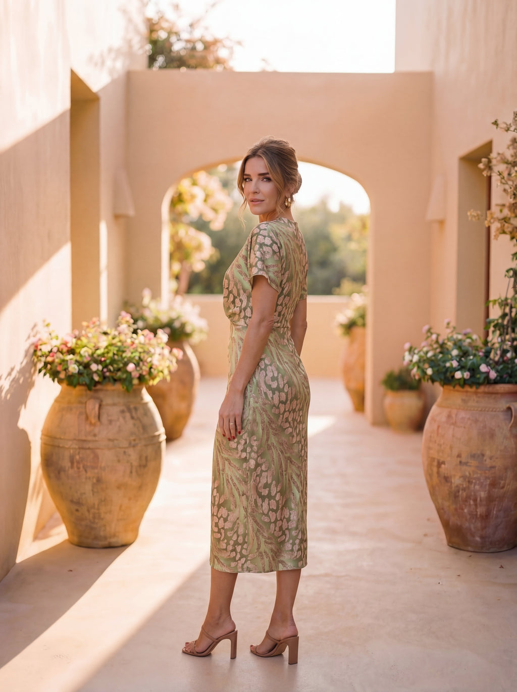 Midi dress with shaping effect, central knot, and fluid drape