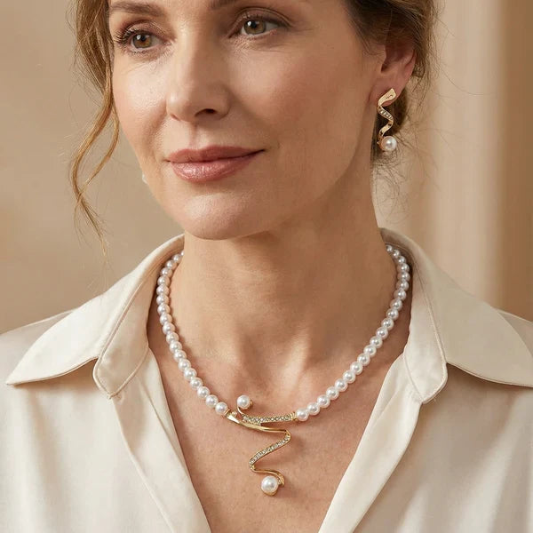Necklace and earrings set with natural pearls