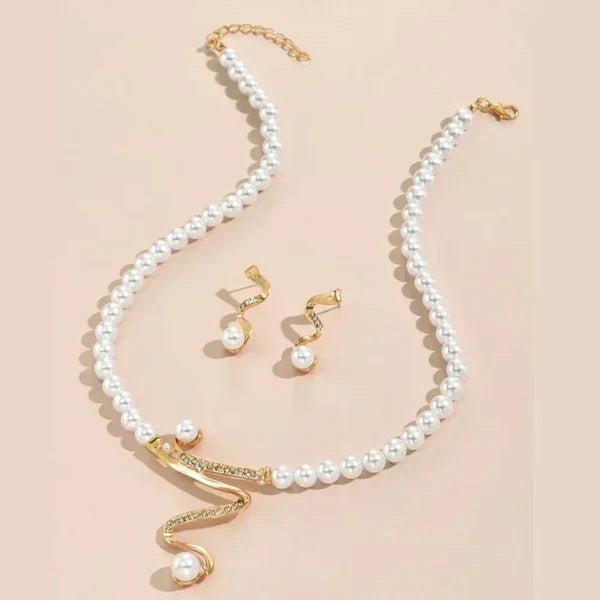 Necklace and earrings set with natural pearls