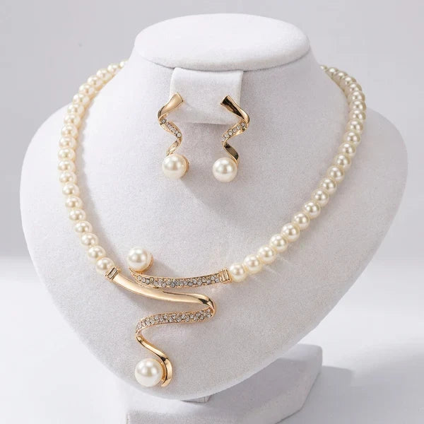 Necklace and earrings set with natural pearls