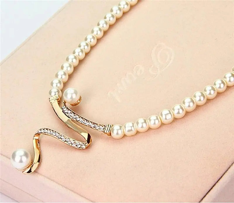 Necklace and earrings set with natural pearls