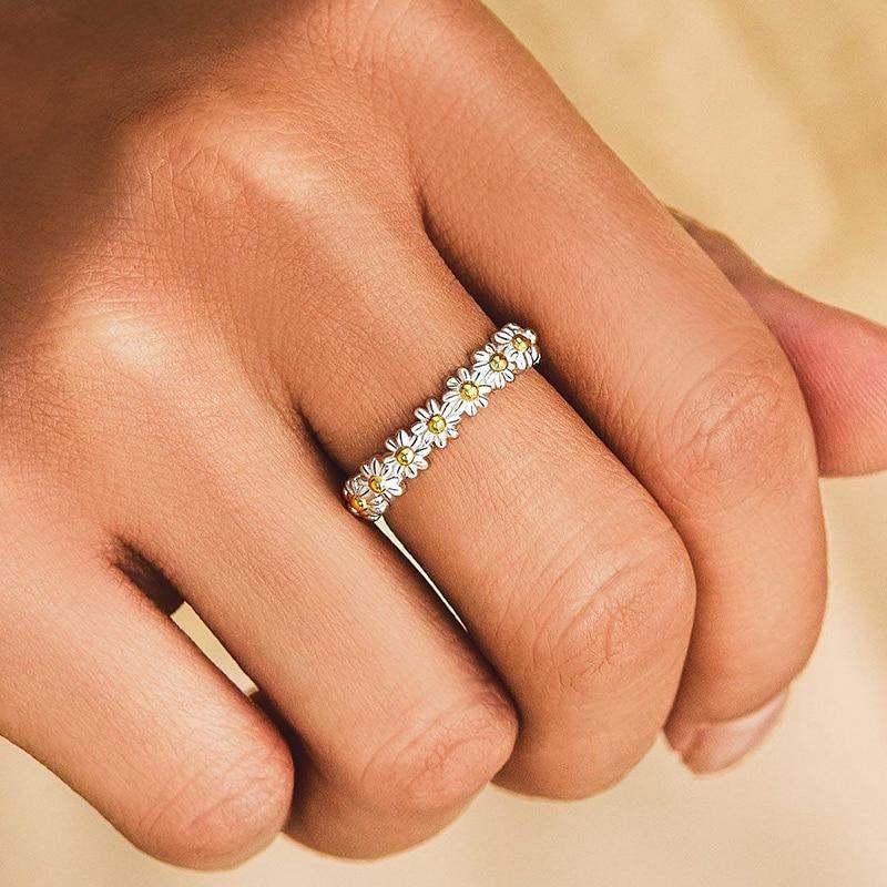 Daisy Ring – Silver & Painted Softness