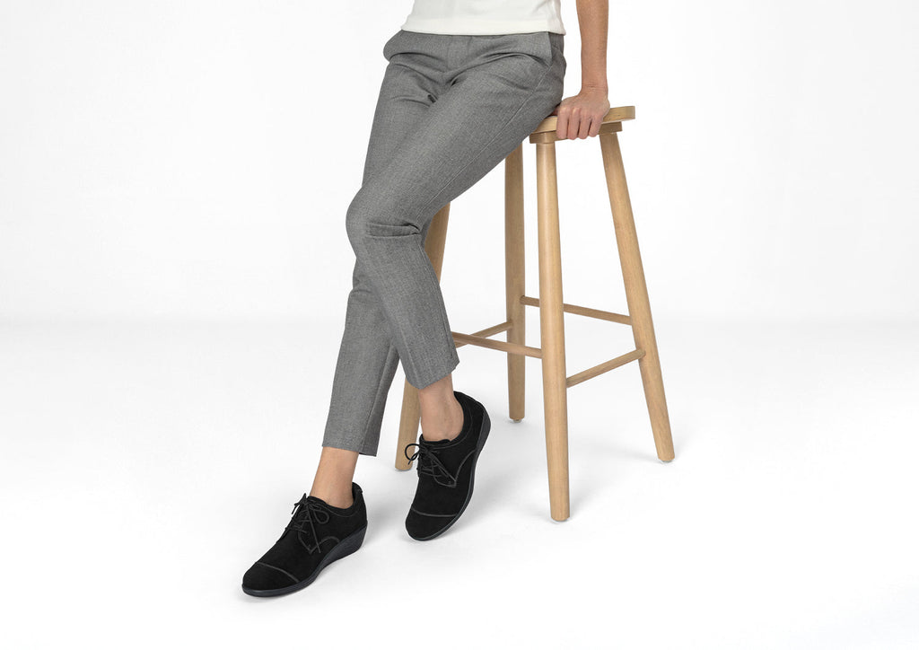 Eleanor | Royal Elegance in Classic Black