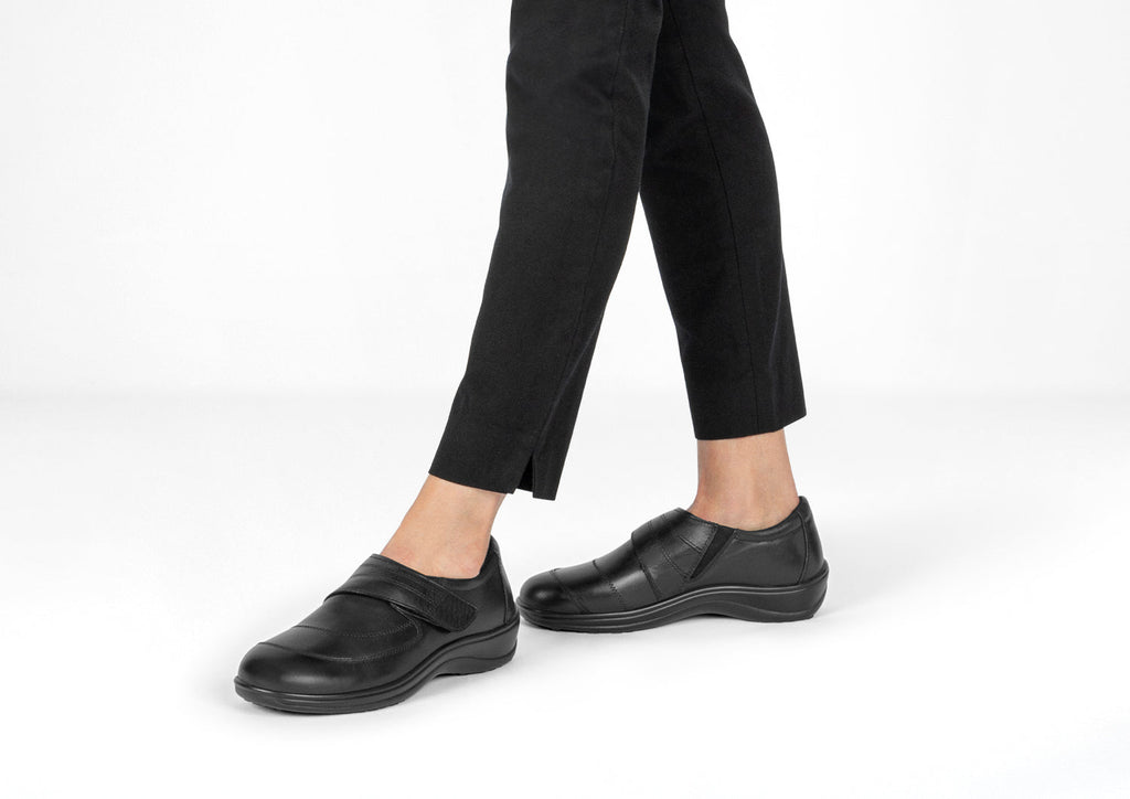 Emily | Elegant thoughts in black