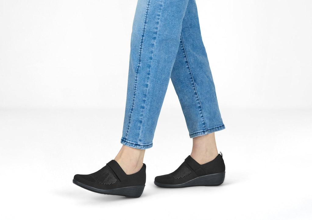 Eve | Timeless elegance in deep black