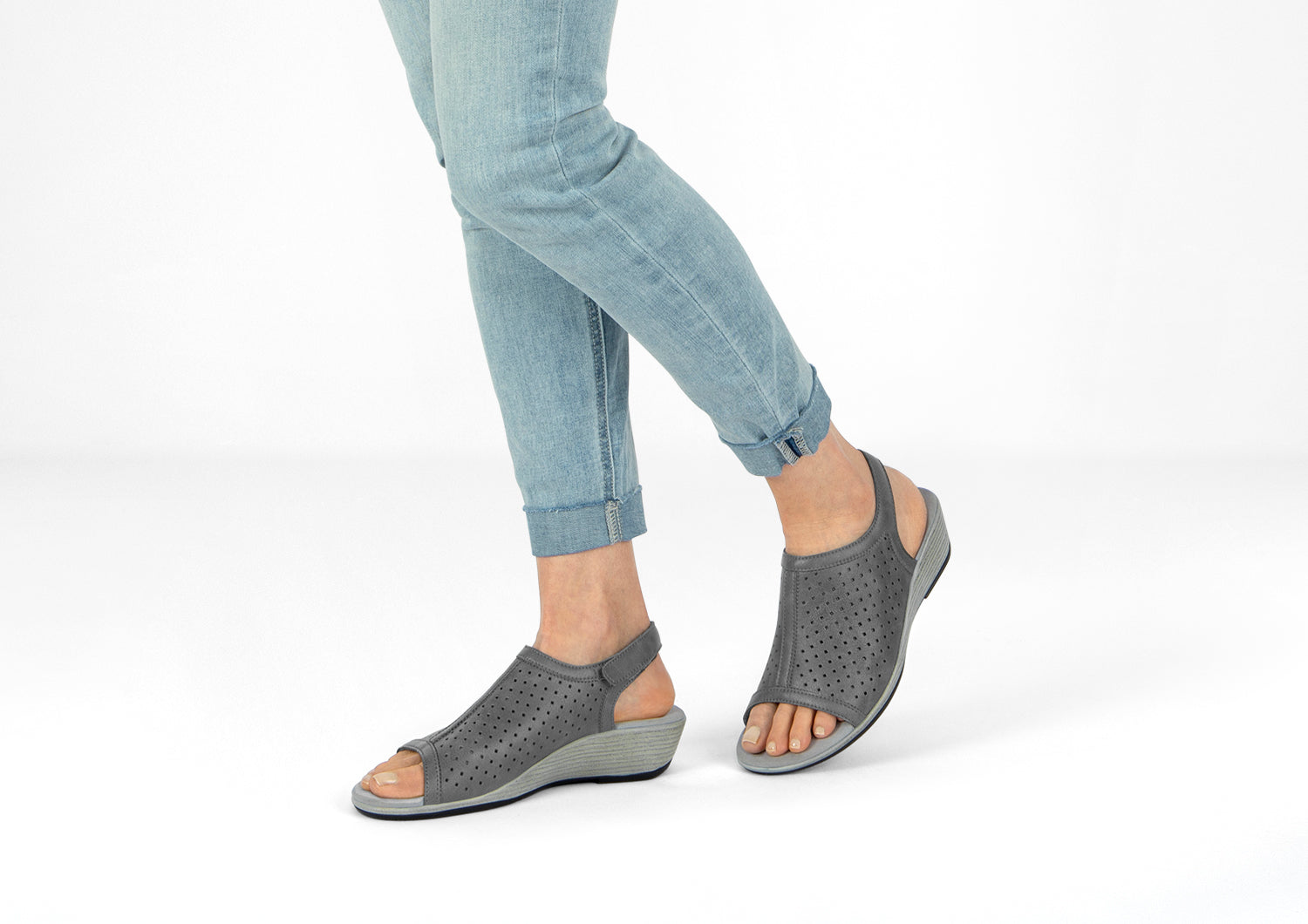 Hazel | Quiet refinement in delicate grey
