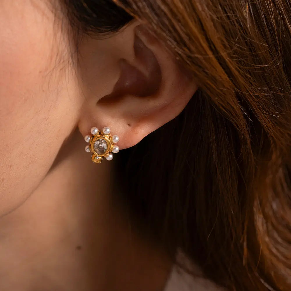 Sophisticated Gold Earrings with Pearl