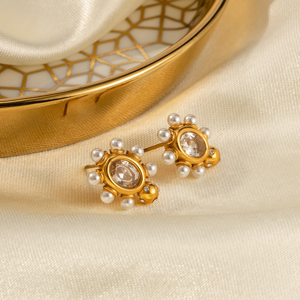 Sophisticated Gold Earrings with Pearl