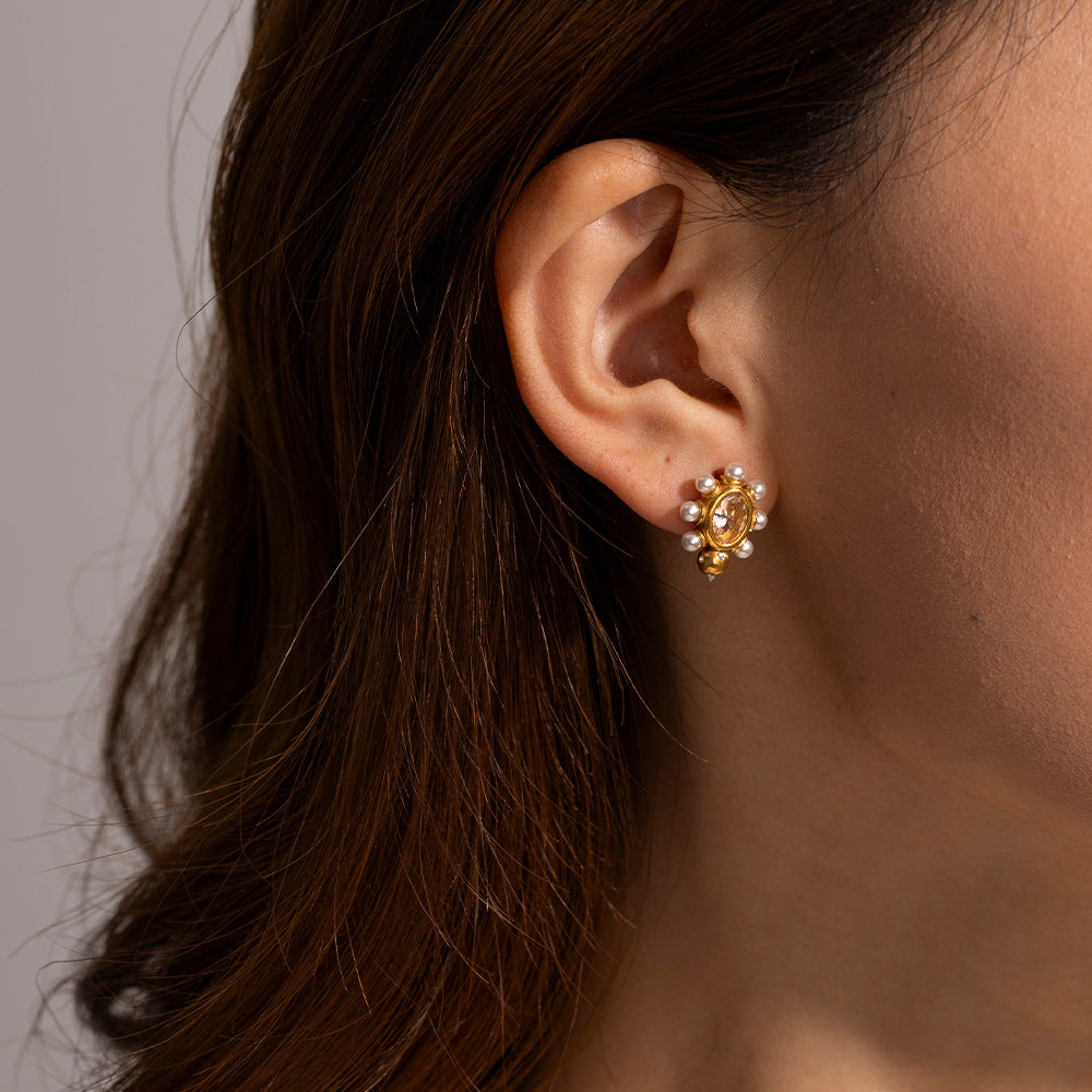 Sophisticated Gold Earrings with Pearl