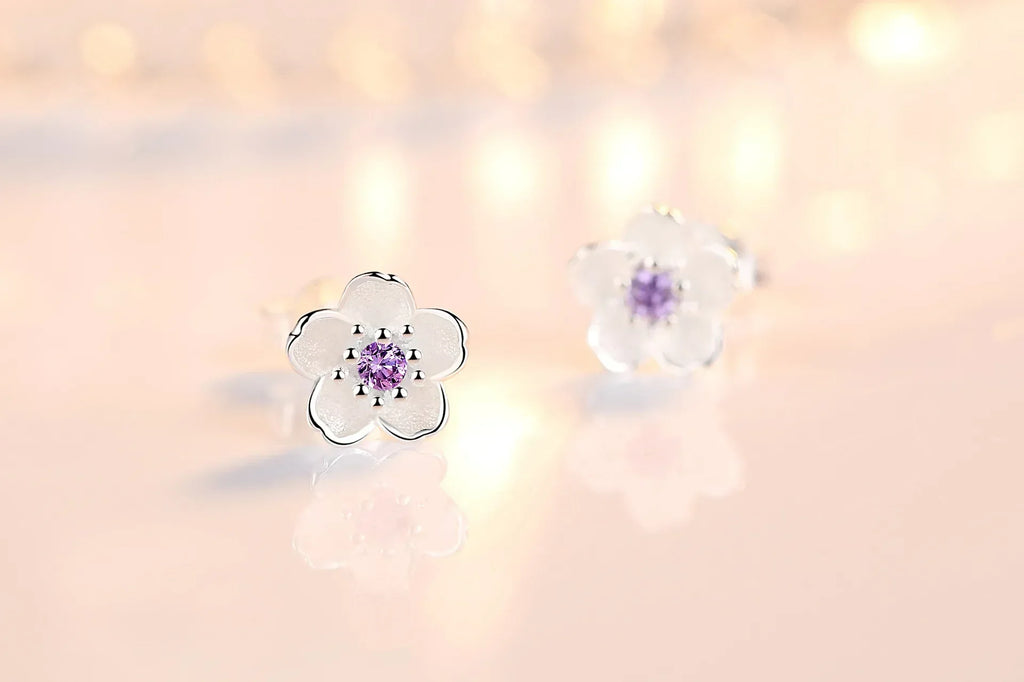 Flower-shaped stud earrings with zirconia