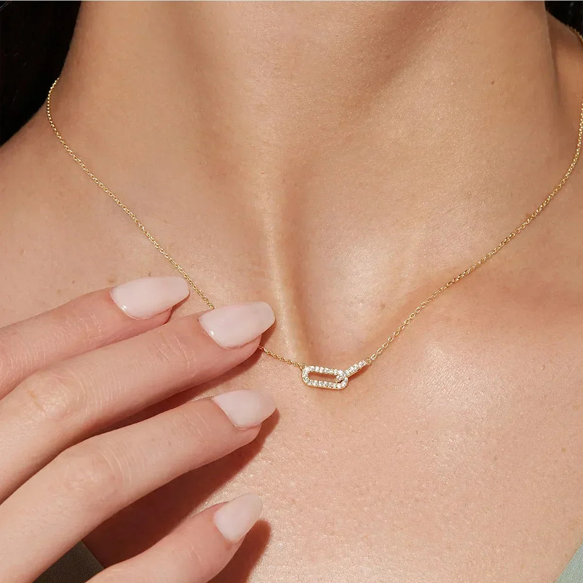 Elegant Necklace with Wavy Metallic Flower Pendant