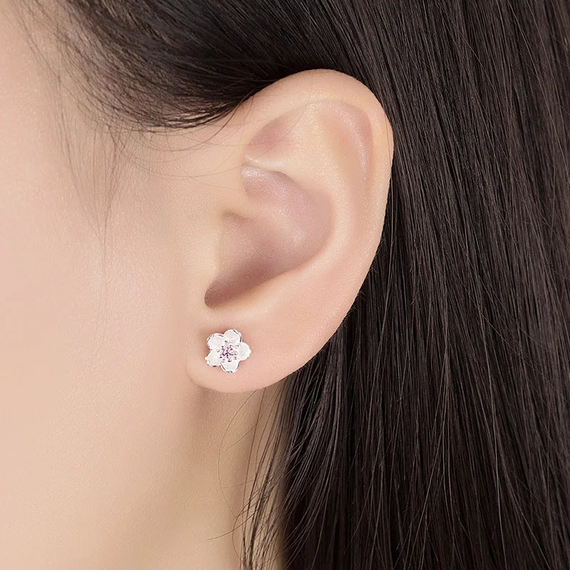 Flower-shaped stud earrings with zirconia