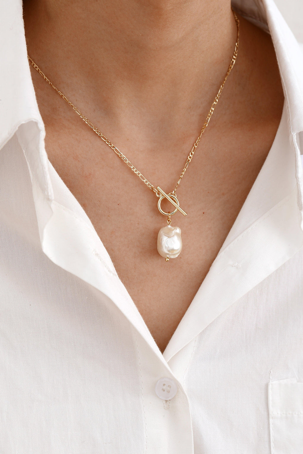 Elegant Necklace with Golden Pearl