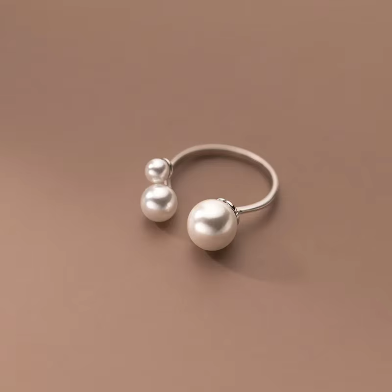 Elegant Ring with Trio of Pearls