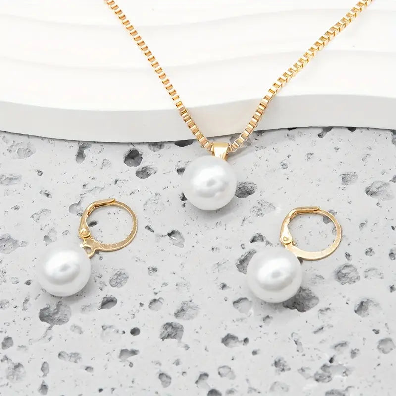 Elegant jewellery set with pearls