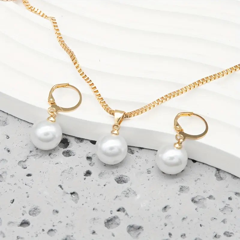 Elegant jewellery set with pearls