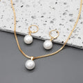 Elegant jewellery set with pearls