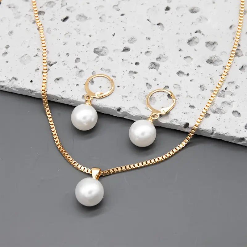 Elegant jewellery set with pearls