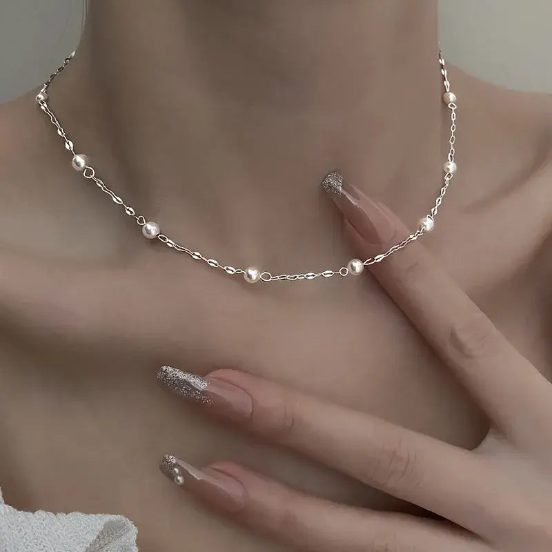 Elegant necklace with shimmering pearls