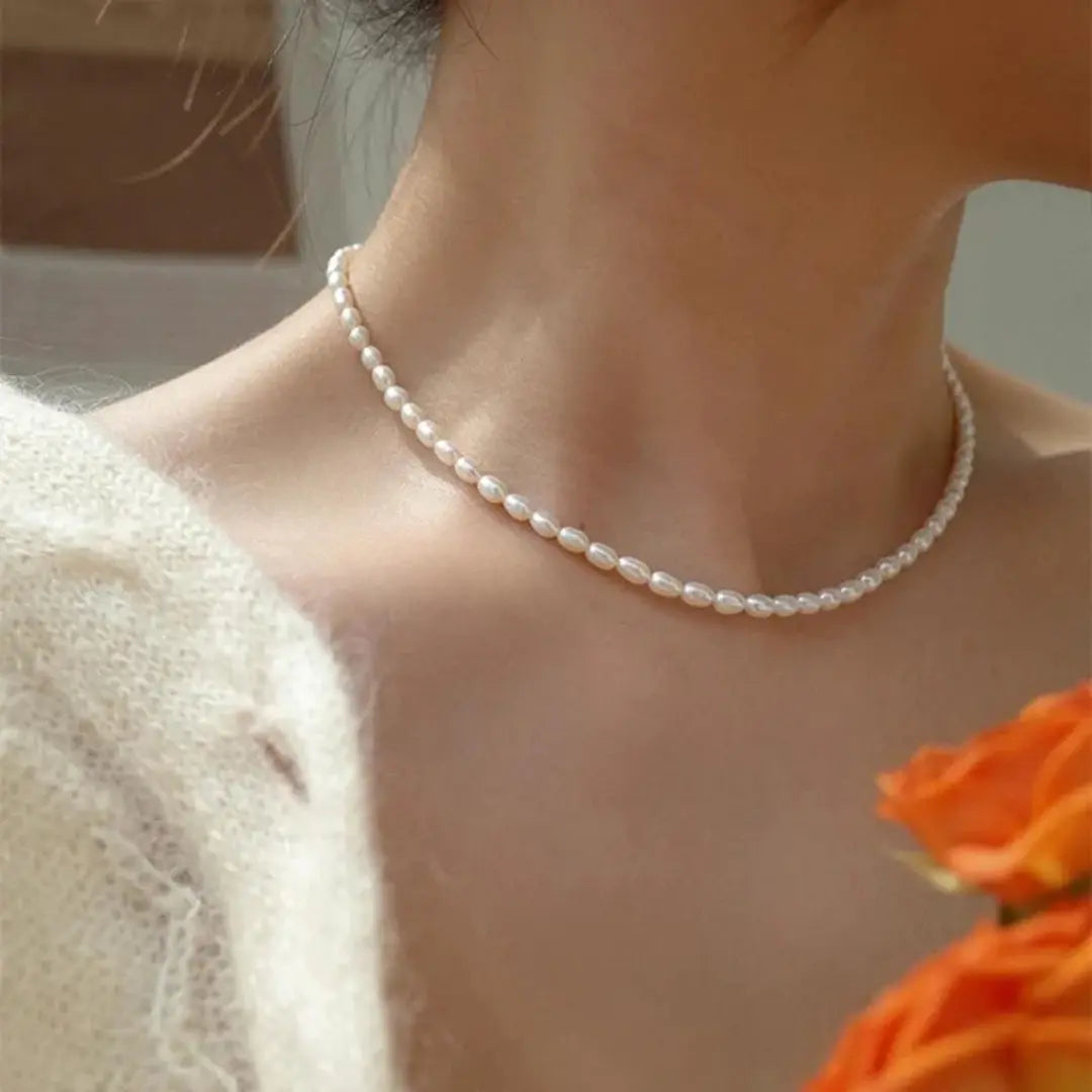 Elegant necklace with pearls