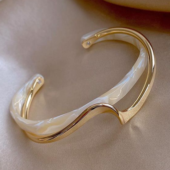 Adriana - Elegant bracelet with white opal and gold plating
