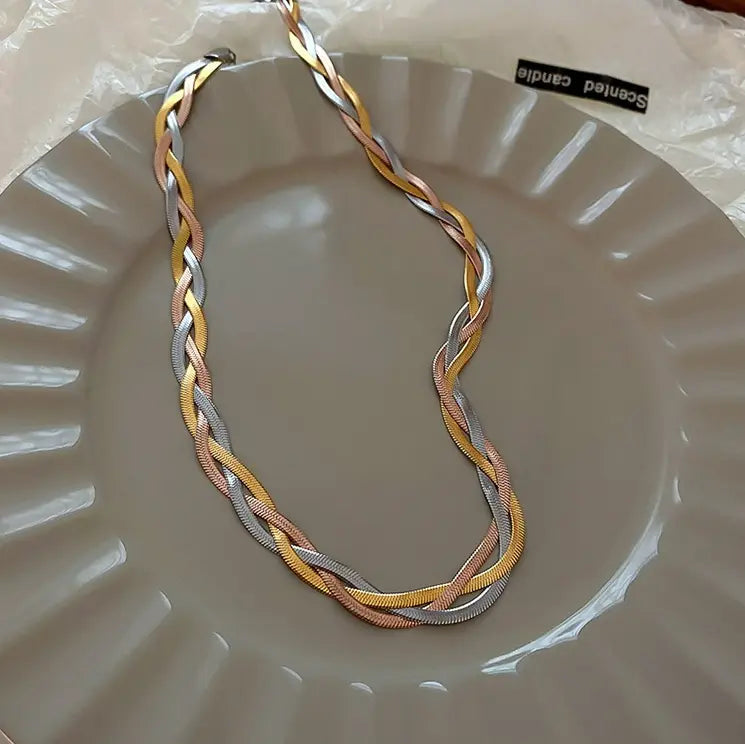 Chic Elegance Necklace in Gold and Silver