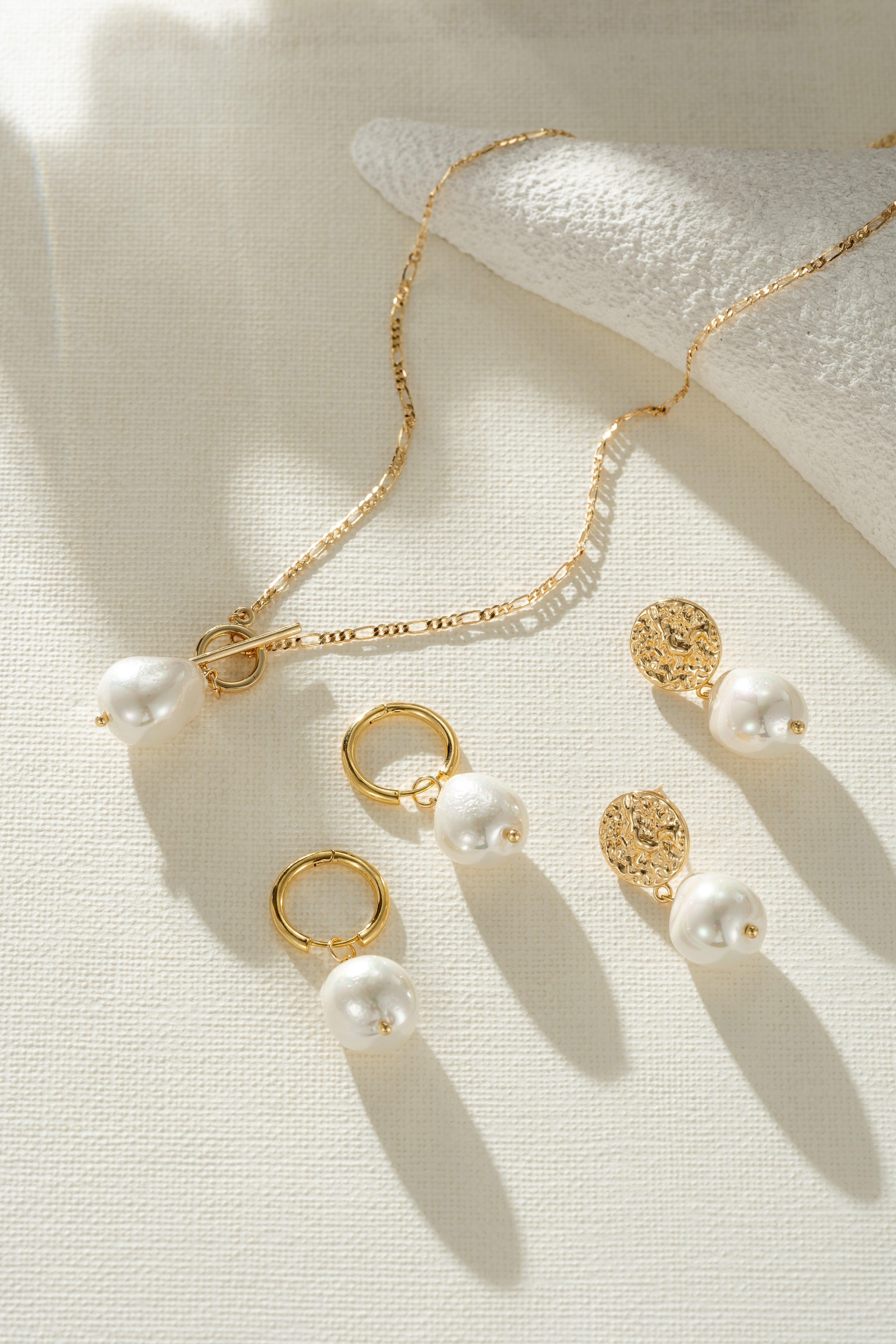 Elegant Necklace with Golden Pearl