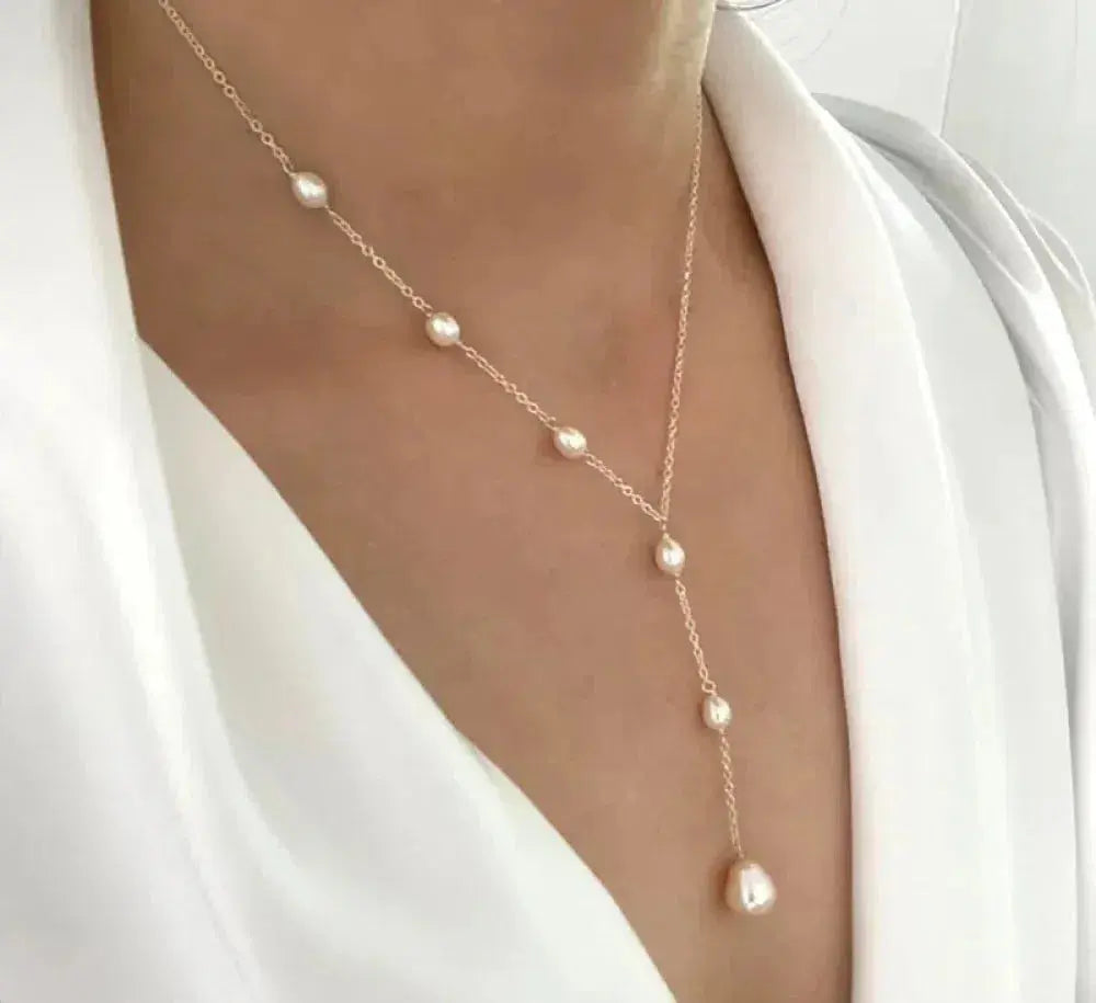 Elegant vintage necklace with pendant and pearls